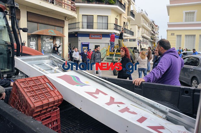Μεσολόγγι: Αγρότες κατέβασαν την ταμπέλα στα γραφεία του ΣΥΡΙΖΑ, πέταξαν πορτοκάλια [εικόνες & βίντεο] | iefimerida.gr 5
