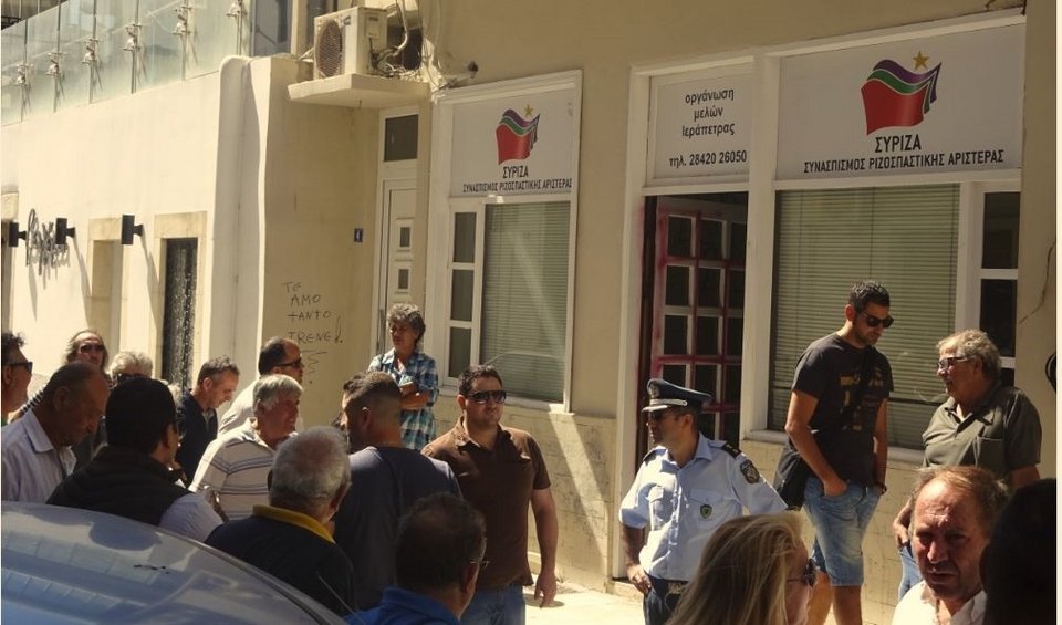 «Μπούκαραν» στα γραφεία του ΣΥΡΙΖΑ στην Ιεράπετρα [εικόνες & βίντεο] | iefimerida.gr 0