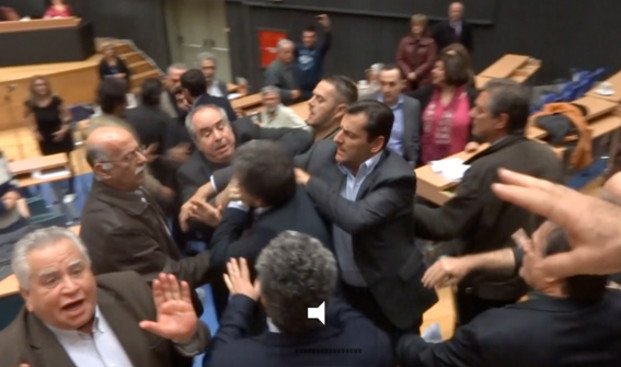 Ξύλο στο Περιφερειακό Συμβούλιο Αττικής -Τσουκαλάς και Σγουρός ήρθαν στα χέρια [εικόνες + βίντεο]  | iefimerida.gr 0