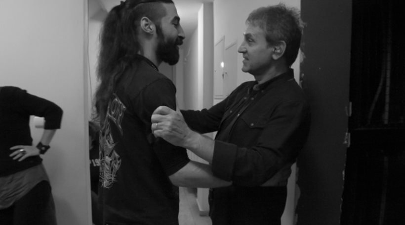 Ντάνι, ο Σύρος πρόσφυγας που έπαιξε κιθάρα στη συναυλία του Νταλάρα και μάγεψε το κοινό [εικόνες] | iefimerida.gr 2