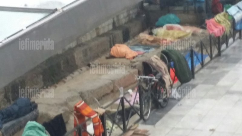 Στα αρχαία του Συντάγματος βρήκαν καταφύγιο οι πρόσφυγες από τη Συρία [εικόνες] | iefimerida.gr 0