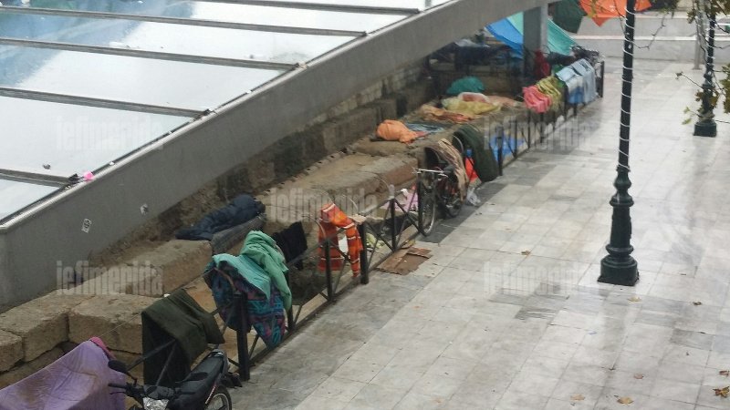 Στα αρχαία του Συντάγματος βρήκαν καταφύγιο οι πρόσφυγες από τη Συρία [εικόνες] | iefimerida.gr 1