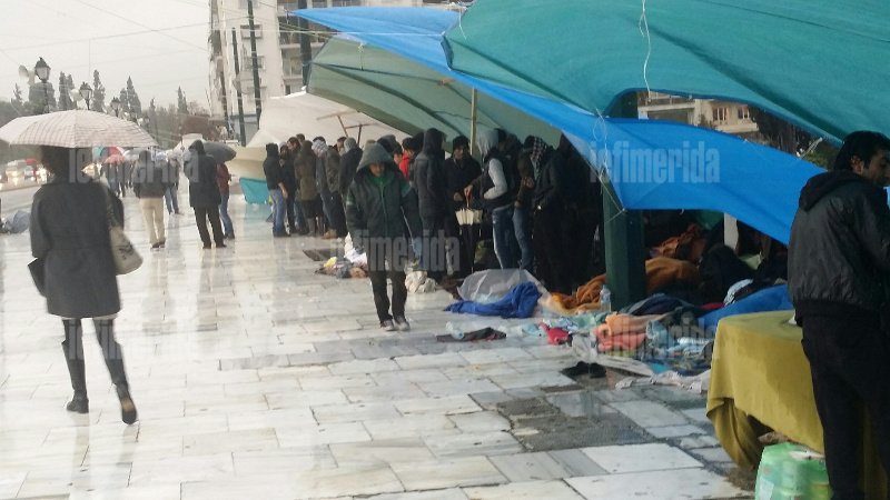 Στα αρχαία του Συντάγματος βρήκαν καταφύγιο οι πρόσφυγες από τη Συρία [εικόνες] | iefimerida.gr 2