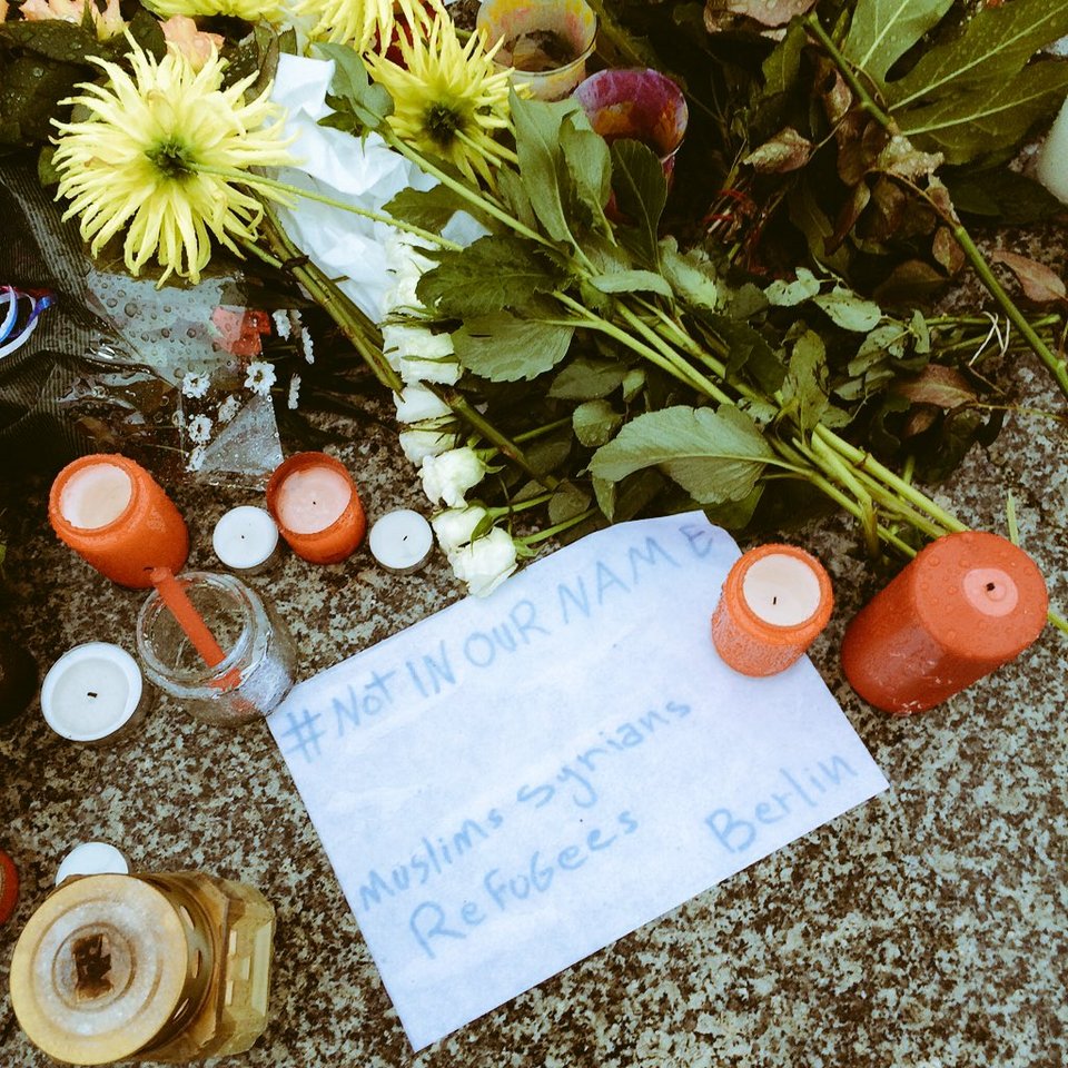 Σύροι πρόσφυγες: Οχι στο όνομά μας οι επιθέσεις στο Παρίσι [εικόνα] | iefimerida.gr 0