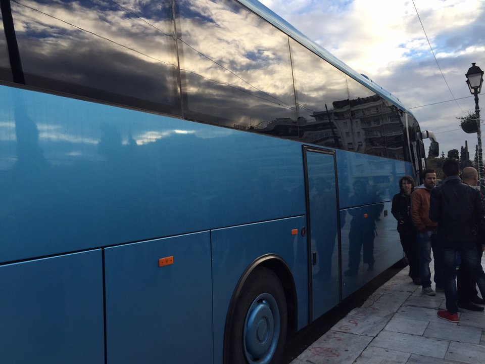 Σύροι πρόσφυγες μεταφέρονται από το Σύνταγμα σε χώρο στο Μπραχάμι [εικόνες] | iefimerida.gr 0