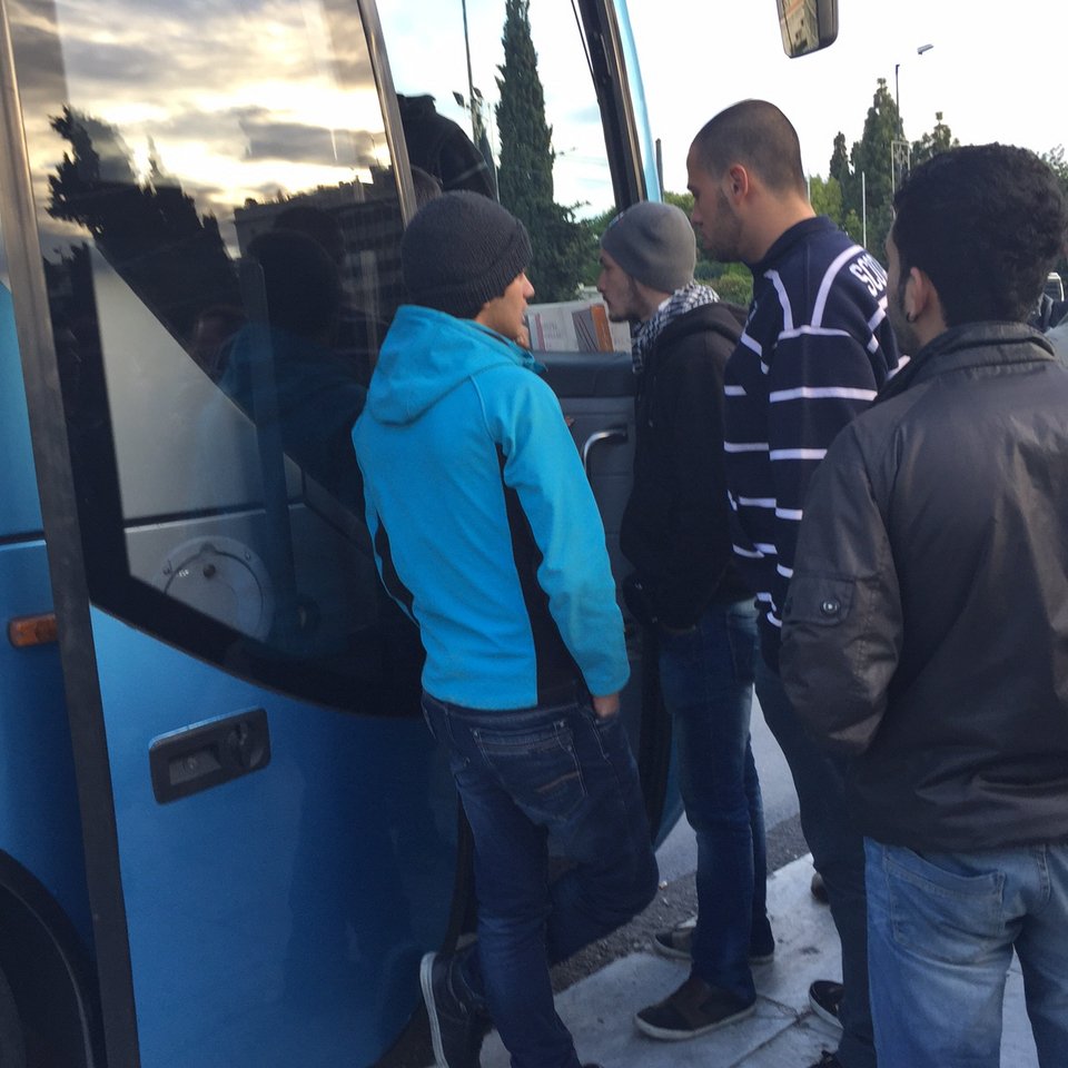 Σύροι πρόσφυγες μεταφέρονται από το Σύνταγμα σε χώρο στο Μπραχάμι [εικόνες] | iefimerida.gr 2