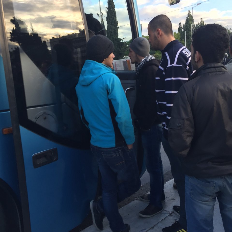 Σύροι πρόσφυγες μεταφέρονται από το Σύνταγμα σε χώρο στο Μπραχάμι [εικόνες] | iefimerida.gr 3