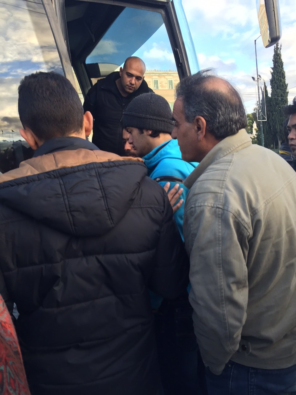 Σύροι πρόσφυγες μεταφέρονται από το Σύνταγμα σε χώρο στο Μπραχάμι [εικόνες] | iefimerida.gr 4