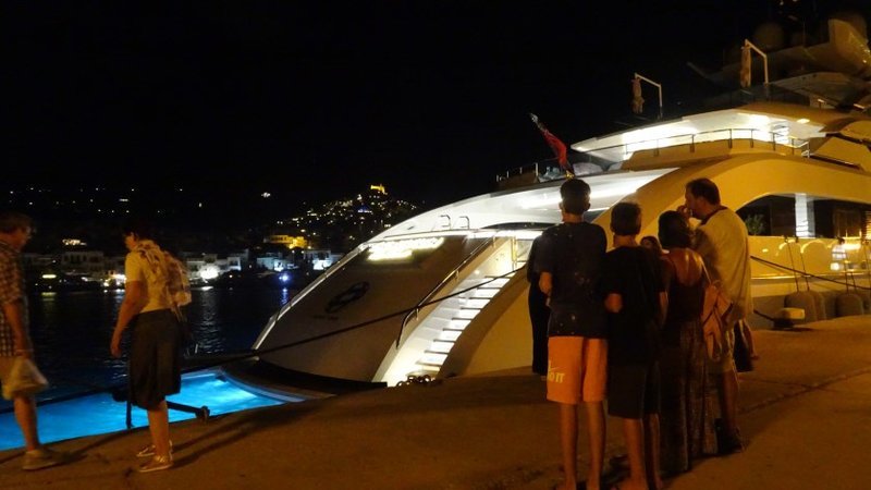 Ατελείωτη χλιδή στη Σύρο