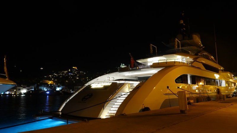 Σκάφη εκατομμυρίων στο λιμάνι της Ερμούπολης