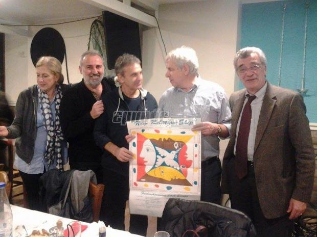 Ντάνι, ο Σύρος πρόσφυγας που έπαιξε κιθάρα στη συναυλία του Νταλάρα και μάγεψε το κοινό [εικόνες] | iefimerida.gr 0