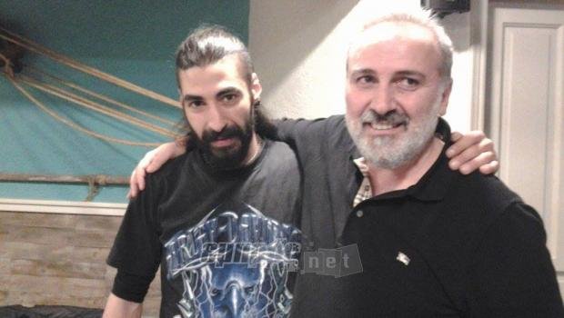 Ντάνι, ο Σύρος πρόσφυγας που έπαιξε κιθάρα στη συναυλία του Νταλάρα και μάγεψε το κοινό [εικόνες] | iefimerida.gr 1