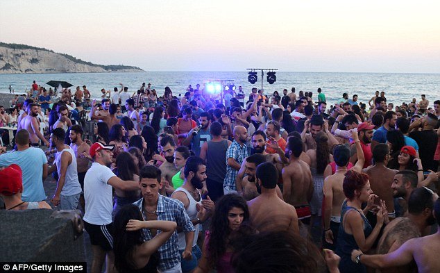 Μία άλλη Συρία, λίγα χιλιόμετρα από τα πεδία μαχών: Νέοι κάνουν πάρτι σε παραλία, χορεύουν, κάνουν μπάνιο [εικόνες] | iefimerida.gr 1