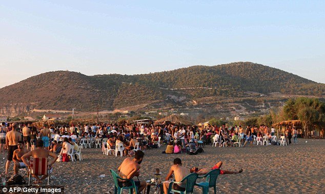 Μία άλλη Συρία, λίγα χιλιόμετρα από τα πεδία μαχών: Νέοι κάνουν πάρτι σε παραλία, χορεύουν, κάνουν μπάνιο [εικόνες] | iefimerida.gr 2
