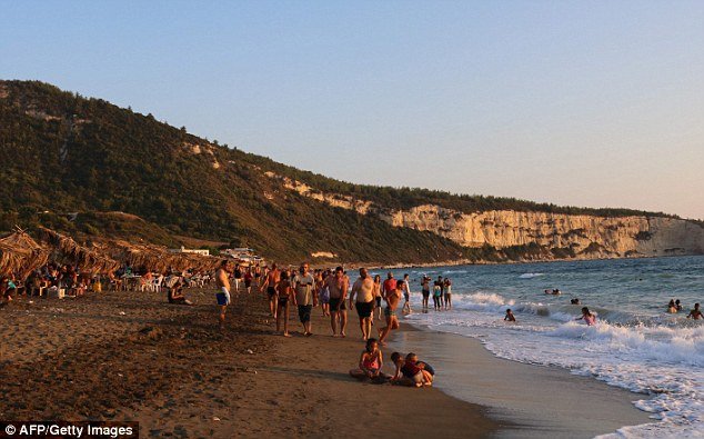 Μία άλλη Συρία, λίγα χιλιόμετρα από τα πεδία μαχών: Νέοι κάνουν πάρτι σε παραλία, χορεύουν, κάνουν μπάνιο [εικόνες] | iefimerida.gr 3