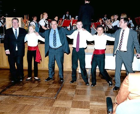 Ο Φούχτελ μαθαίνει συρτάκι με δάσκαλο τον Ευριπίδη Στυλιανίδη [εικόνα] | iefimerida.gr 0