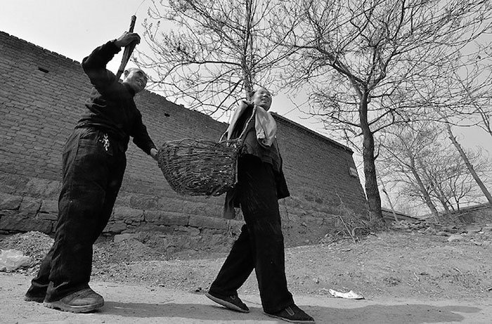 Ενας τυφλός και ένας ανάπηρος χωρίς χέρια φύτεψαν μαζί 10.000 δέντρα για να προστατεύσουν το χωριό τους από τις πλημμύρες [εικόνες] | iefimerida.gr 6