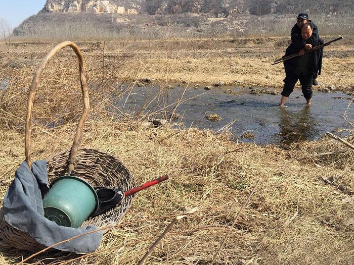Ενας τυφλός και ένας ανάπηρος χωρίς χέρια φύτεψαν μαζί 10.000 δέντρα για να προστατεύσουν το χωριό τους από τις πλημμύρες [εικόνες] | iefimerida.gr 8