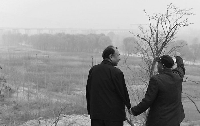 Ενας τυφλός και ένας ανάπηρος χωρίς χέρια φύτεψαν μαζί 10.000 δέντρα για να προστατεύσουν το χωριό τους από τις πλημμύρες [εικόνες] | iefimerida.gr 9