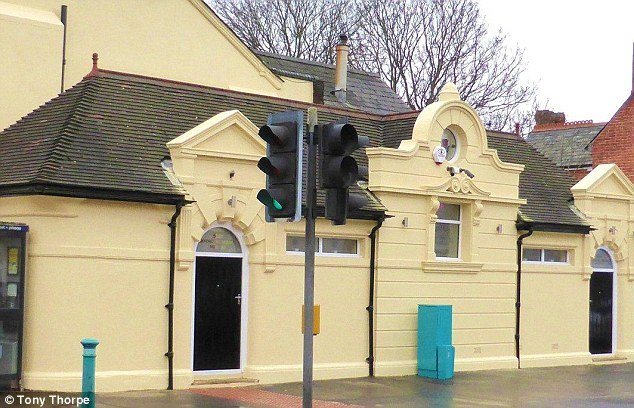 Τα δημόσια ουρητήρια έγιναν γκαρσονιέρα και ενοικιάζονται για  1.300 λίρες το μήνα [εικόνες] | iefimerida.gr 3