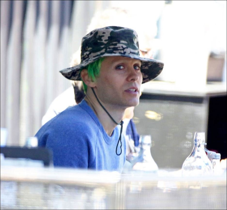 Αγνώριστος ο Τζάρεντ Λέτο – Mε πράσινο μαλλί και χωρίς φρύδια [εικόνες] | iefimerida.gr 1