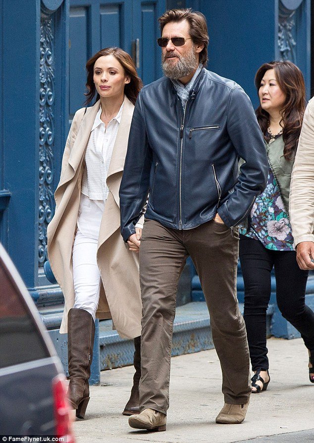 Ο Τζιμ Κάρεϊ χίπστερ, χεράκι-χεράκι με μια 25 χρόνια μικρότερη του [εικόνες] | iefimerida.gr 0