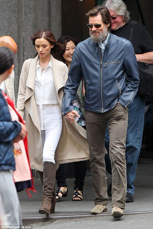 Ο Τζιμ Κάρεϊ χίπστερ, χεράκι-χεράκι με μια 25 χρόνια μικρότερη του [εικόνες] | iefimerida.gr 1