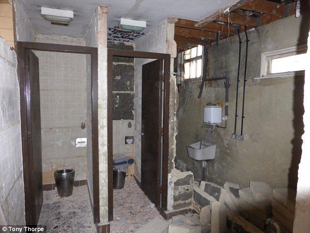 Τα δημόσια ουρητήρια έγιναν γκαρσονιέρα και ενοικιάζονται για  1.300 λίρες το μήνα [εικόνες] | iefimerida.gr 0