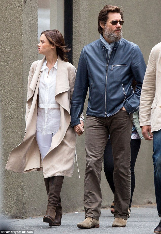 Ο Τζιμ Κάρεϊ χίπστερ, χεράκι-χεράκι με μια 25 χρόνια μικρότερη του [εικόνες] | iefimerida.gr 2