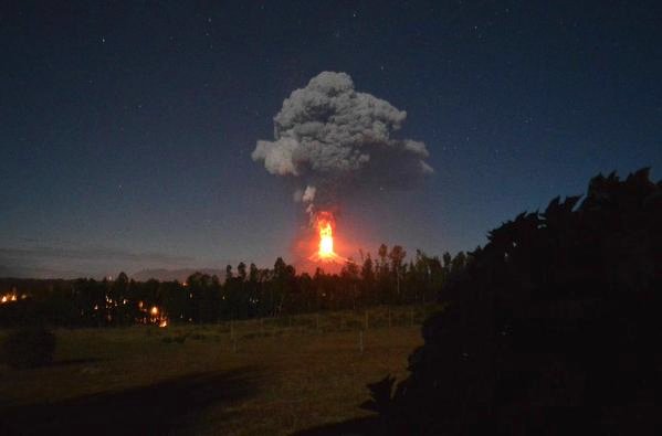 Στάχτη και λάβα παντού: Εξερράγη ηφαίστειο στη Χιλή - Απομακρύνθηκαν 3.000 άνθρωποι [εικόνες & βίντεο] | iefimerida.gr 2