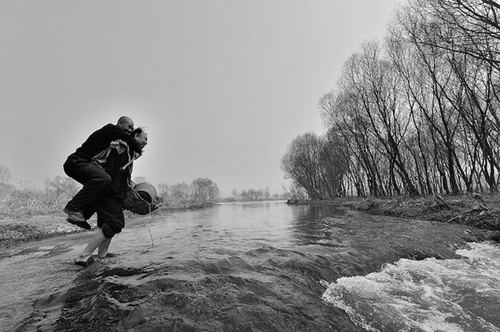 Ενας τυφλός και ένας ανάπηρος χωρίς χέρια φύτεψαν μαζί 10.000 δέντρα για να προστατεύσουν το χωριό τους από τις πλημμύρες [εικόνες] | iefimerida.gr 4