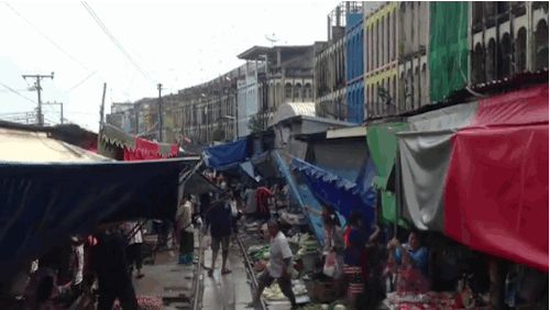 Απολαυστικό: Αυτή η λαϊκή στήνεται και ξεστήνεται κάθε μια ώρα - Αστραπιαία, πριν το τρένο περάσει ανάμεσα στους πάγκους [εικόνες] | iefimerida.gr 10