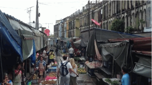 Απολαυστικό: Αυτή η λαϊκή στήνεται και ξεστήνεται κάθε μια ώρα - Αστραπιαία, πριν το τρένο περάσει ανάμεσα στους πάγκους [εικόνες] | iefimerida.gr 11