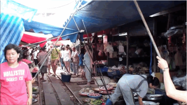 Απολαυστικό: Αυτή η λαϊκή στήνεται και ξεστήνεται κάθε μια ώρα - Αστραπιαία, πριν το τρένο περάσει ανάμεσα στους πάγκους [εικόνες] | iefimerida.gr 12