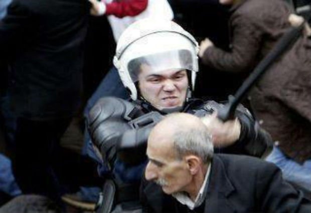 Σοκ από την ωμή βία εναντίον των Τούρκων διαδηλωτών [εικόνες] | iefimerida.gr 1