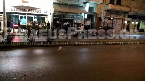 Τρομακτικό τροχαίο στη Θηβών: ΙΧ πέρασε στο αντίθετο ρεύμα και καρφώθηκε σε φαρμακείο [εικόνες] | iefimerida.gr 0