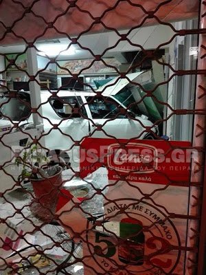 Τρομακτικό τροχαίο στη Θηβών: ΙΧ πέρασε στο αντίθετο ρεύμα και καρφώθηκε σε φαρμακείο [εικόνες] | iefimerida.gr 1