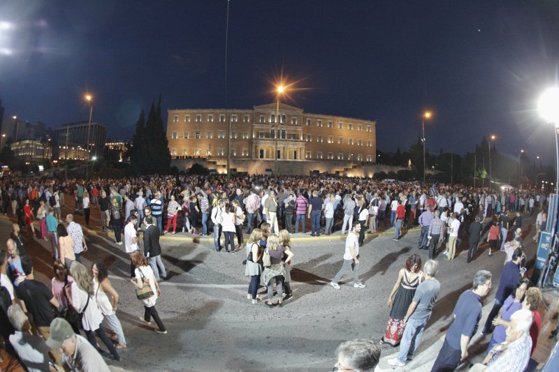 Στο Σύνταγμα οι «Παραιτηθείτε» διαδήλωσαν κατά της κυβέρνησης: «Φύγετε, μας εξαπατήσατε» [εικόνες] | iefimerida.gr 0