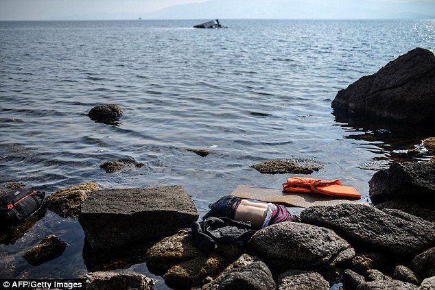 Νέο παγκόσμιο σοκ: Συγκλονιστικές εικόνες με νεκρά προσφυγόπουλα στην ακτή [εικόνες] | iefimerida.gr 1