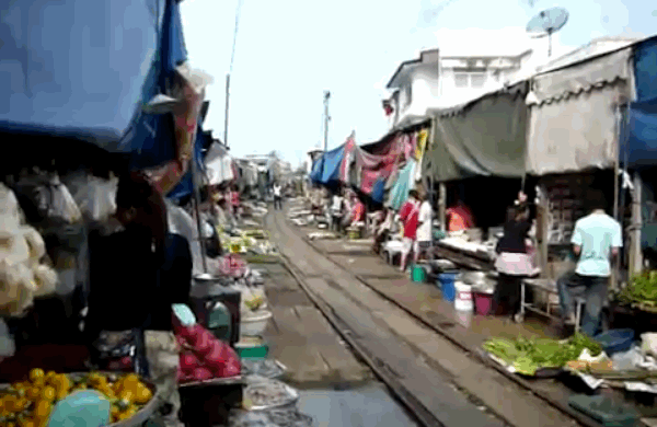 Απολαυστικό: Αυτή η λαϊκή στήνεται και ξεστήνεται κάθε μια ώρα - Αστραπιαία, πριν το τρένο περάσει ανάμεσα στους πάγκους [εικόνες] | iefimerida.gr 4