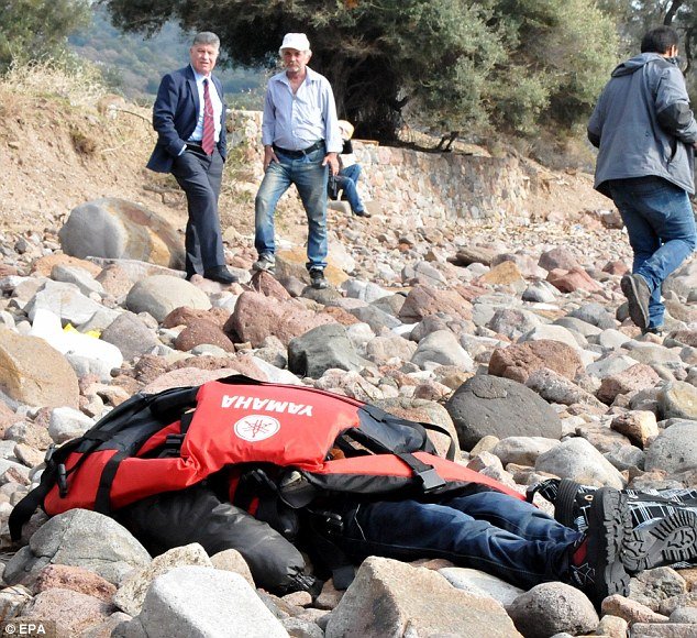 Νέο παγκόσμιο σοκ: Συγκλονιστικές εικόνες με νεκρά προσφυγόπουλα στην ακτή [εικόνες] | iefimerida.gr 2