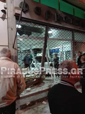 Τρομακτικό τροχαίο στη Θηβών: ΙΧ πέρασε στο αντίθετο ρεύμα και καρφώθηκε σε φαρμακείο [εικόνες] | iefimerida.gr 3