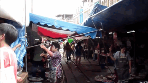 Απολαυστικό: Αυτή η λαϊκή στήνεται και ξεστήνεται κάθε μια ώρα - Αστραπιαία, πριν το τρένο περάσει ανάμεσα στους πάγκους [εικόνες] | iefimerida.gr 5