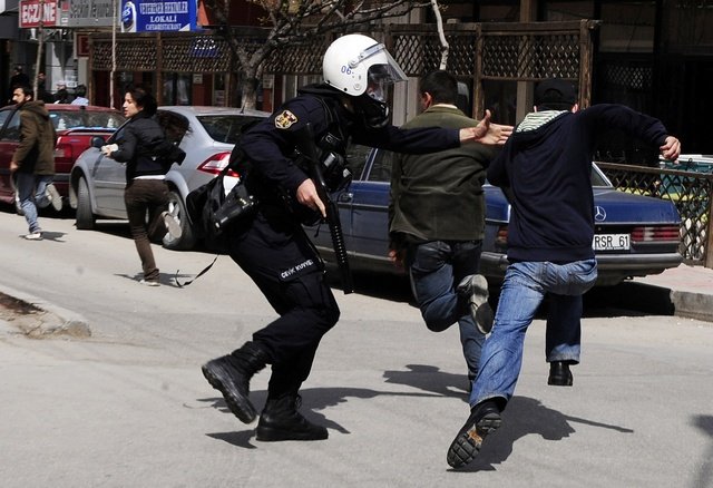 Σοκ από την ωμή βία εναντίον των Τούρκων διαδηλωτών [εικόνες] | iefimerida.gr 5