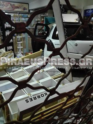 Τρομακτικό τροχαίο στη Θηβών: ΙΧ πέρασε στο αντίθετο ρεύμα και καρφώθηκε σε φαρμακείο [εικόνες] | iefimerida.gr 4