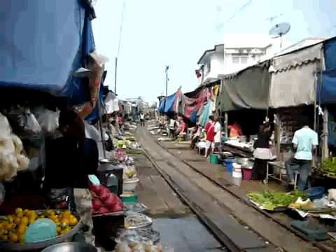 Απολαυστικό: Αυτή η λαϊκή στήνεται και ξεστήνεται κάθε μια ώρα - Αστραπιαία, πριν το τρένο περάσει ανάμεσα στους πάγκους [εικόνες] | iefimerida.gr 6
