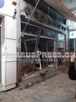 Τρομακτικό τροχαίο στη Θηβών: ΙΧ πέρασε στο αντίθετο ρεύμα και καρφώθηκε σε φαρμακείο [εικόνες] | iefimerida.gr 5