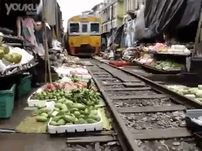 Απολαυστικό: Αυτή η λαϊκή στήνεται και ξεστήνεται κάθε μια ώρα - Αστραπιαία, πριν το τρένο περάσει ανάμεσα στους πάγκους [εικόνες] | iefimerida.gr 7
