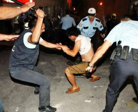 Σοκ από την ωμή βία εναντίον των Τούρκων διαδηλωτών [εικόνες] | iefimerida.gr 7