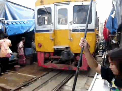 Απολαυστικό: Αυτή η λαϊκή στήνεται και ξεστήνεται κάθε μια ώρα - Αστραπιαία, πριν το τρένο περάσει ανάμεσα στους πάγκους [εικόνες] | iefimerida.gr 8